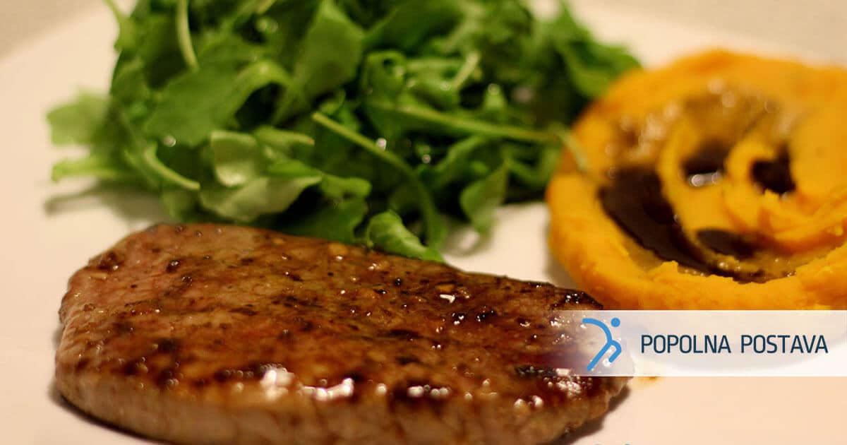 Bučni pire z sočnim steakom in rukolo