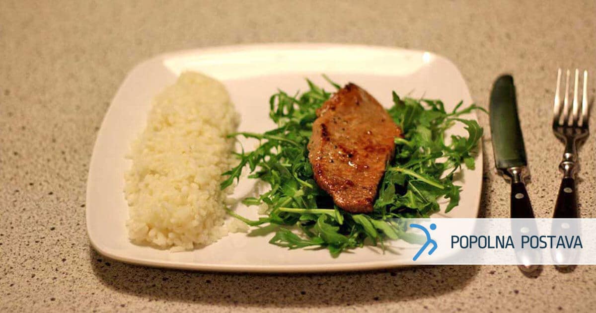 Sočni steak na rukolini posteljici z dušenim rižem