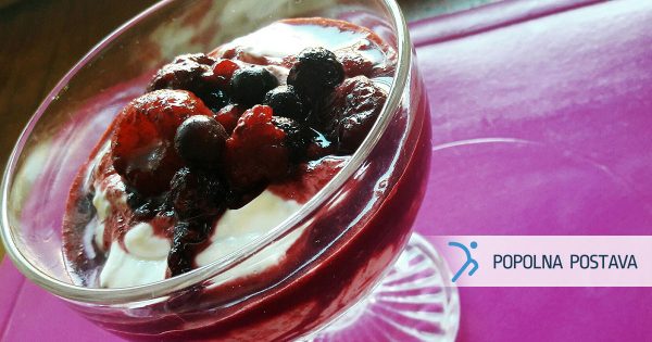 Kokosov puding z gozdnimi sadeži