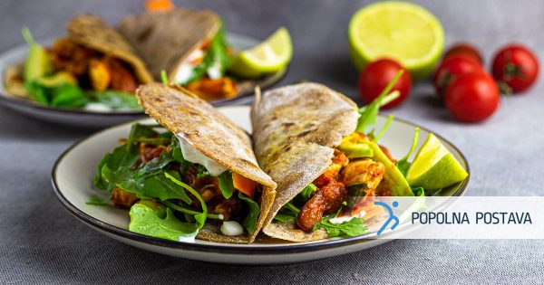 Ržena tortilja z grškim jogurtom in rukolo