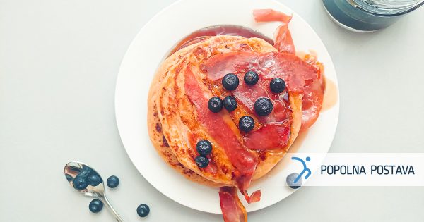 Ameriške palačinke s pečenim pršutom in yacon sirupom