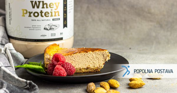 Proteinska sirova torta s svežimi malinami