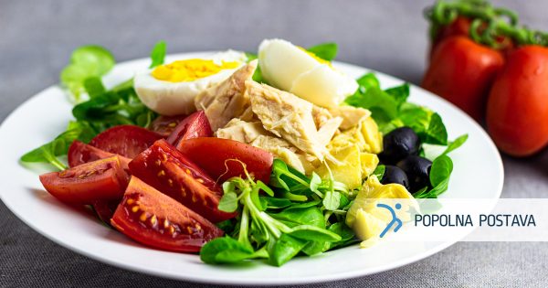 Tunina solata z jajcem in olivami
